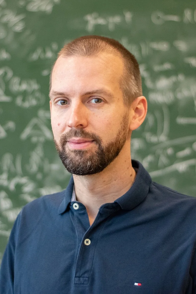 Thomas Nikolaus in front of a blackboard